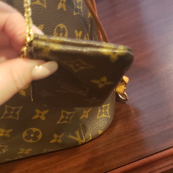 Louis Vuitton Monogram Key Pouch🤎 - Picture 3 of 6